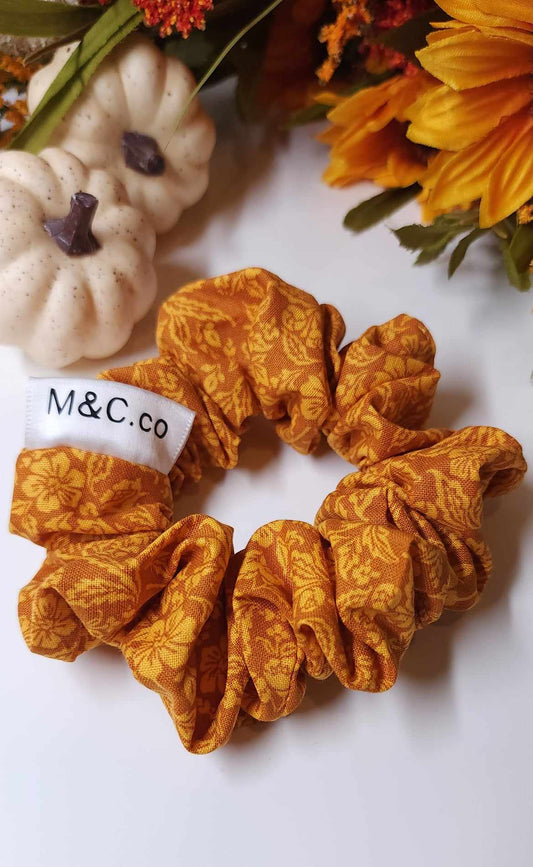 Chouchou Scrunchie caramel avec motif fleurs  |Taille Large| Style champêtre| Conçu en tissu de coton| Fait partie de notre collection automne| Parfait pour la saison automnale | Explorez notre sélection artisanale de chouchous | Chouchous fait à la main | Élastiques pour cheveux |Accessoire unique pour cheveux | Scrunchies chouchous accessoires pour cheveux | Accessoire tendance mode | Chouchou pour femme |Vêtements artisanaux.