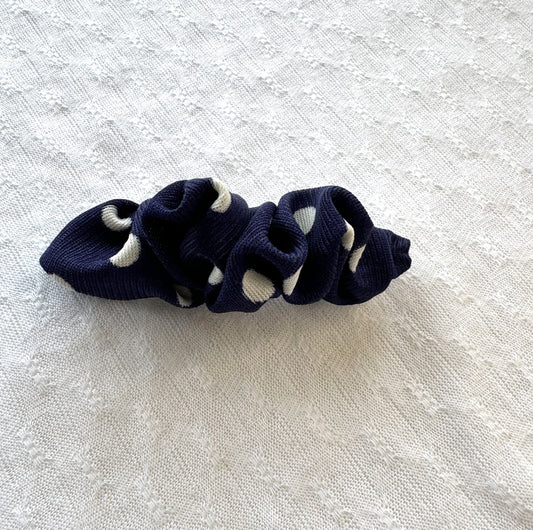 Scrunchie Barrette marine à pois blanc